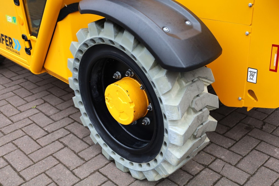 jcb-525-60e-2022-nr-63189-5-1737537542VP3D0.jpg