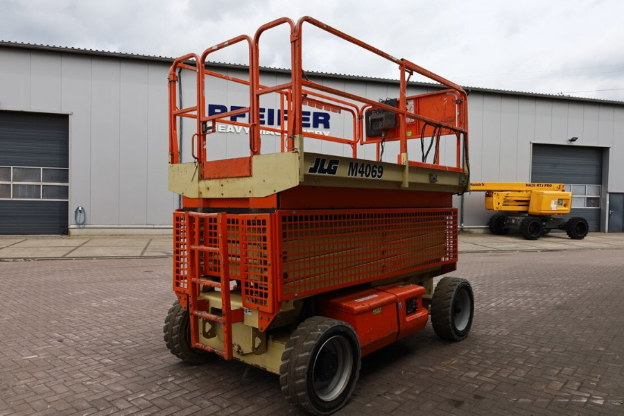 jlg-m4069-2010-nr-90075-12-1750415799mgonW.jpg