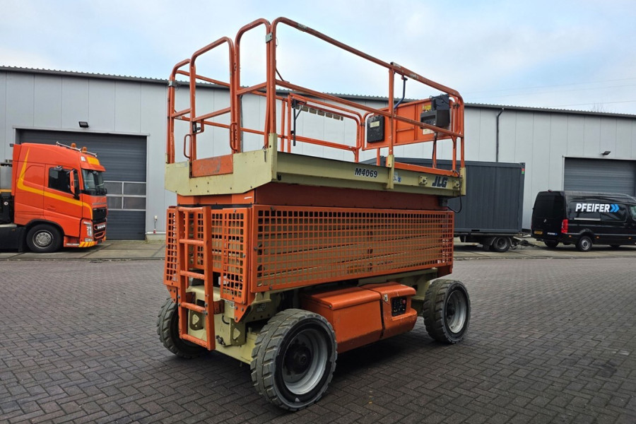 jlg-m4069-2004-nr-90382-3-1764940089oxmx5.jpg